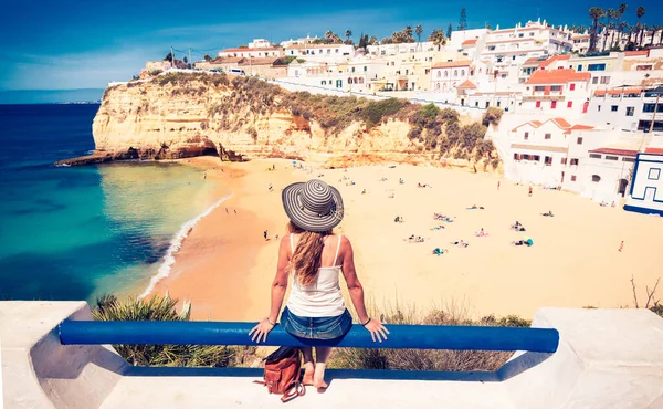 Portekiz köyü ve tatil plajlarının panoramik manzarasından hoşlanan kadın turist Portekiz, Algarve, Faro bölgesi
