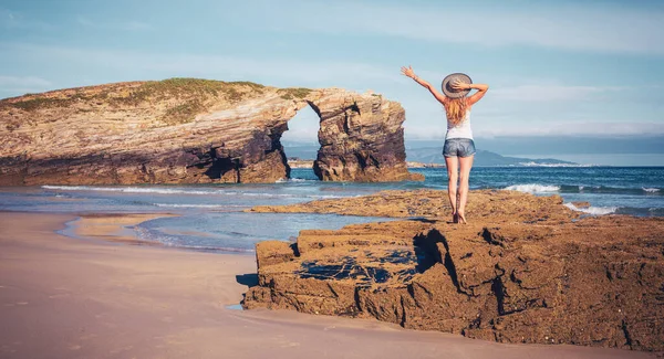 Žena Stojí Skále Těší Přírodní Oblouk Atlantickém Oceáno Galicie Španělsku — Stock fotografie