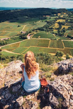 Fransa 'da gezen mutlu kadın Burgundy üzüm bağı manzarasının panoramik manzarasının tadını çıkarıyor. Saone ve Loire.