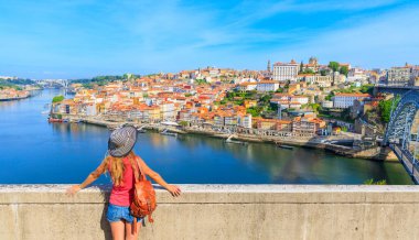 Porto 'daki kadın turist. Turizm, seyahat, Portekiz' de tatil.