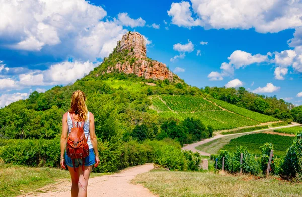 Touristin Fuß Zum Solutre Felsen Burgund Frankreich — Stockfoto