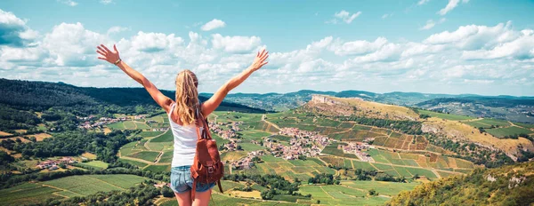 Lycklig Kvinna Reser Frankrike Njuter Panoramautsikt Över Bourgogne Landskap Utsikt — Stockfoto