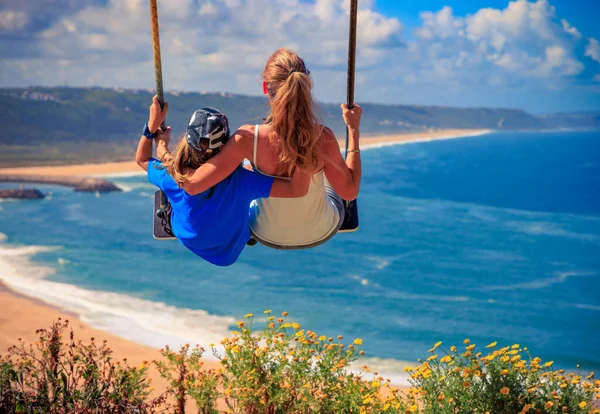 Mutter Und Kinder Schaukeln Auf Schaukel Sommerurlaub Reiseziel Strandkonzept Paradies — Stockfoto