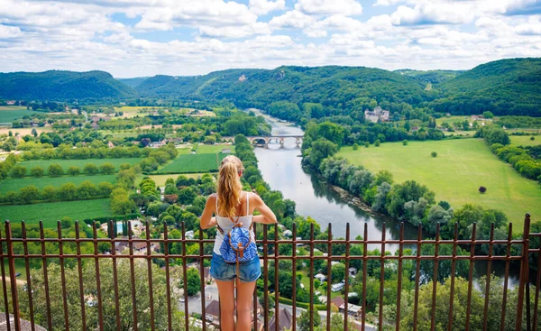 Dordogne, Occitanie bölgesinde Fransa turizminde seyahat eden bir kadın Dordogne nehri vadisinde