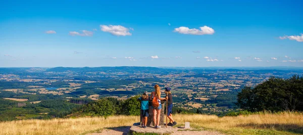 Rodziny Pieszych Cieszących Się Panoramicznym Widokiem Góry Beuvray Morvan Francja — Zdjęcie stockowe