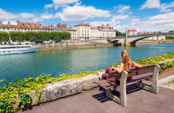 Mujer Sentada Banco Con Vistas Chalon Sur Saone Borgoña Francia — Foto de Stock