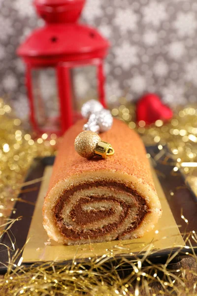 圣诞蛋糕和装饰 巧克力瑞士卷 巧克力耶鲁圆木圣诞蛋糕 — 图库照片