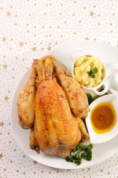 Ολόκληρο Ψητό Κοτόπουλο Σάλτσα Και Πουρέ Πατάτας — Φωτογραφία Αρχείου