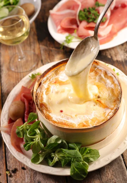 Geleneksel Fransız Kış Yemekleri Şarküteri Peynirli Fondü Mont Peyniri — Stok fotoğraf