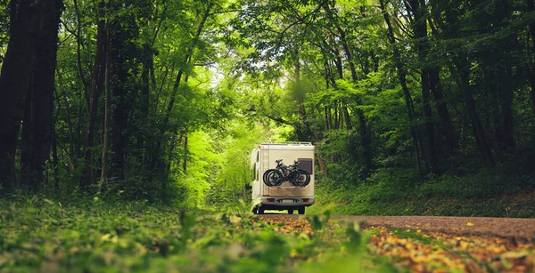 Motorház Erdőben Utazás Nyaralás Kaland Koncepció — Stock Fotó