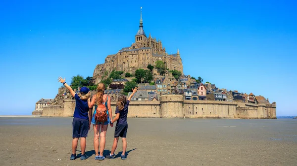 Familj Som Reser Frankrike Berömd Turist Mont Saint Michel Normandie — Stockfoto