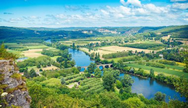 Fransa 'da Dordogne nehri ve manzarası