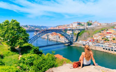 Portekiz 'de seyahat eden bir kadın. Porto.