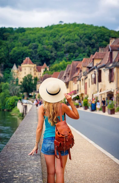 Жінка Туристка Подорожує Франції Село Рок Ґаґац Дордонь — стокове фото