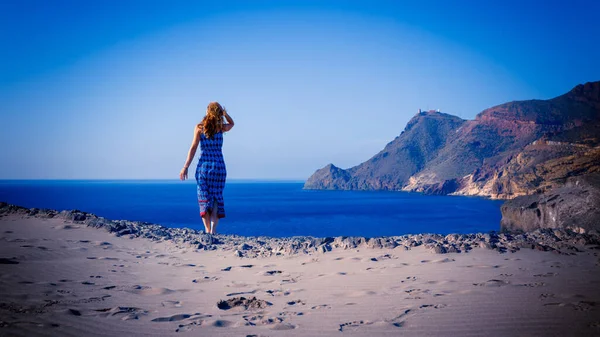 スペイン ガタの海アンダルシアのビーチに歩くドレスを持つ女性 — ストック写真