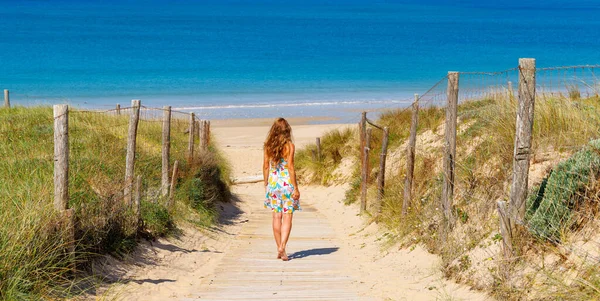 Mujer Caminando Por Camino Madera Playa —  Fotos de Stock