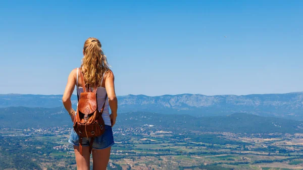 Vrouw Geniet Van Een Prachtig Uitzicht Frankrijk Languedoc Roussillon Occitanie — Stockfoto