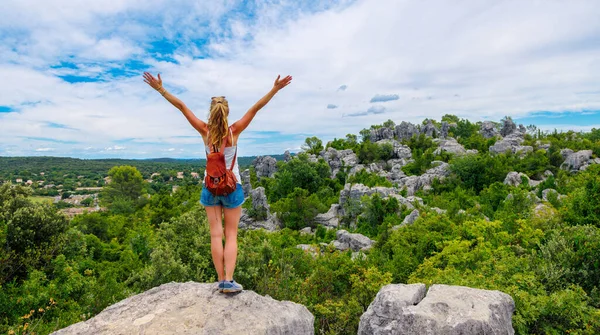 Gelukkige Vrouw Rots Genieten Van Een Prachtig Landschap Panorama Uitzicht — Stockfoto