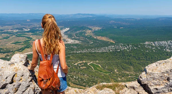 Vrouw Toerist Met Panoramisch Uitzicht Het Landschap Van Herault Frankrijk — Stockfoto