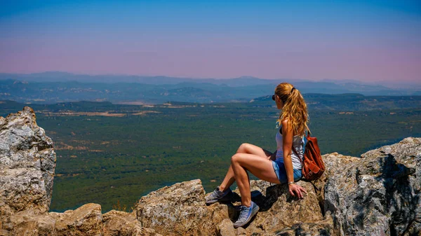 Vrouw Zittend Bergtop Genietend Van Panoramisch Uitzicht Frankrijk Landschap Wandelen — Stockfoto