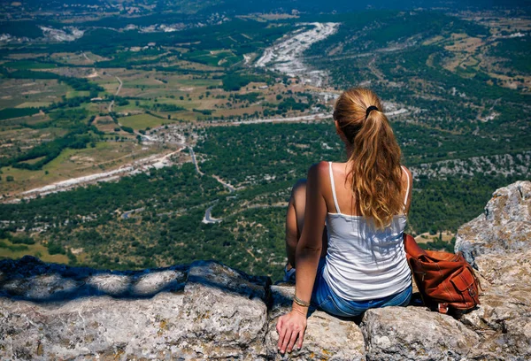 Vrouw Toerist Met Panoramisch Uitzicht Het Landschap Van Herault Frankrijk — Stockfoto