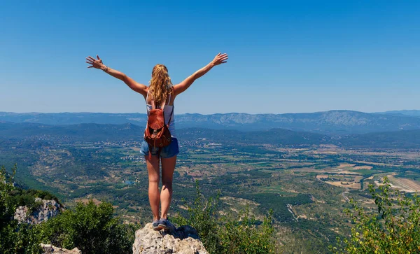 Gelukkige Vrouw Met Opgeheven Arm Met Prachtig Uitzicht Frankrijk Languedoc — Stockfoto