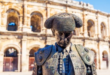 Roma Amfitiyatrosu ve heykeli. Nimes Fransa 'da.