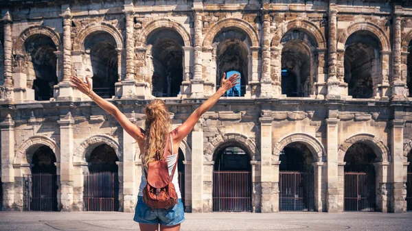 Mujer Feliz Disfrutando Del Antiguo Anfiteatro Romano Nimes Gard Francia — Foto de Stock