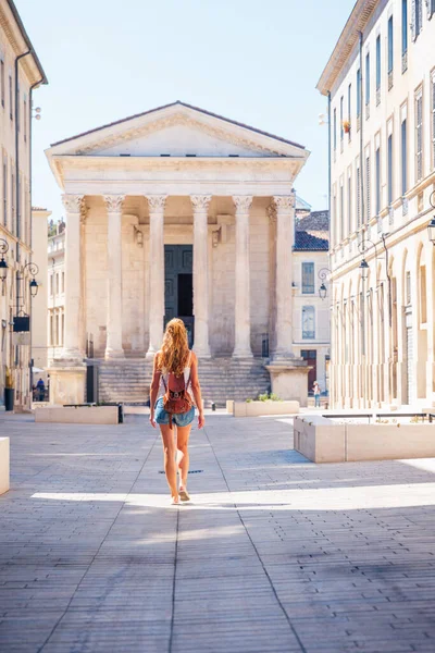 Mulher Caminhando Cidade Nimes Street Temple Maison Carre França — Fotografia de Stock