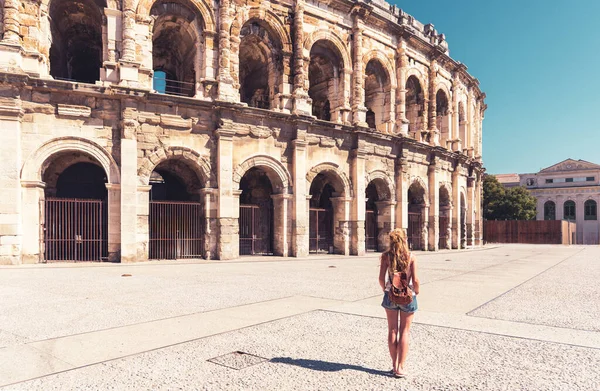 Mulher Turista Desfrutando Antigo Anfiteatro Romano Nimes Gard França — Fotografia de Stock