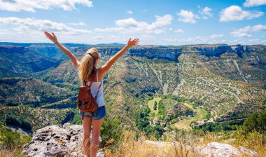 Gezgin kadın Navacelles Sirki 'nin panoramik manzarasını seyrediyor. Occitanie, Güney Fransa-Larzac-turizm, yürüyüş, macera konsepti.