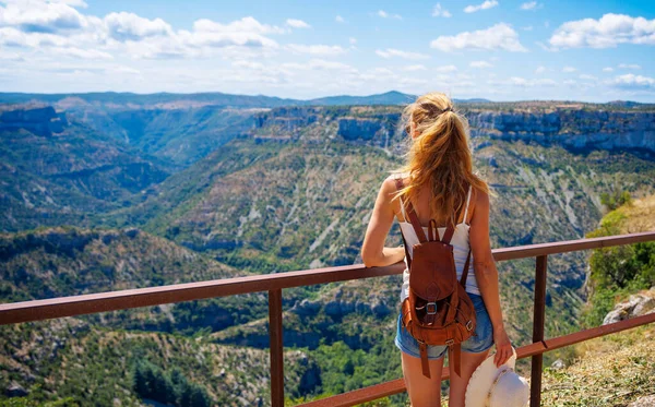 Kvinna Turist Njuter Panoramautsikt Över Frankrike Landskap Resor Turné Turism — Stockfoto