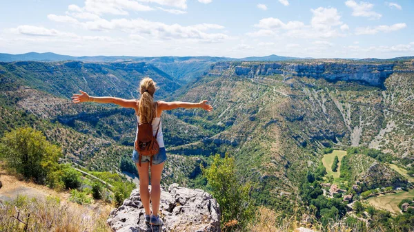 山区和峡谷中的女旅行者 纳瓦尔塞莱斯马戏团 积极生活 冒险概念 — 图库照片
