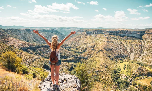 站在悬崖上欣赏美丽的全景峡谷风景的女人 徒步旅行 旅游理念 — 图库照片