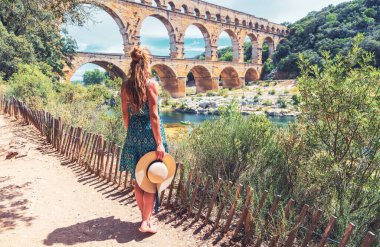 Fransa 'da seyahat eden bir kadın, Pont du Gard- turizm, seyahat, Fransa' da tatil, Gard, Occitanie