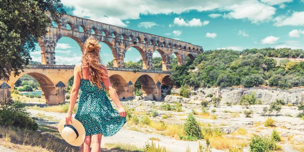 Frau Die Frankreich Unterwegs Ist Pont Gard Tourtourismus Reisen Urlaubskonzept — Stockfoto