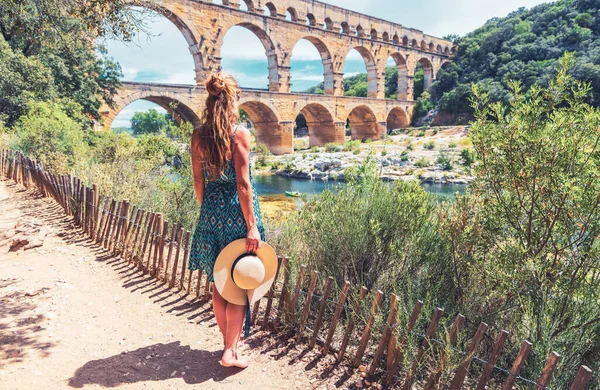 Kvinna Som Reser Frankrike Pont Gard Turné Turism Resor Semester — Stockfoto