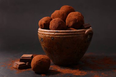 Koyu arkaplanda çikolatalı trüf.