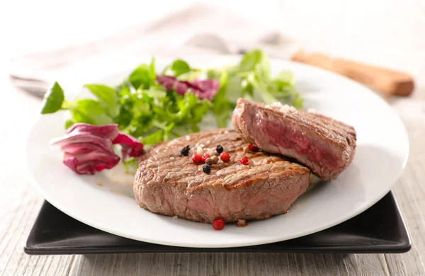 Grilované Hovězí Steaky Salátem — Stock fotografie