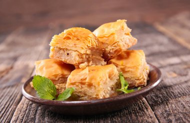 Tabakta baklava parçaları