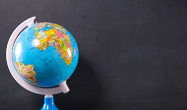 Kara tahta arkaplanı üzerinde Dünya Küresi