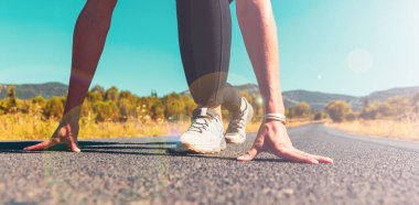 Koşu yapan atlet kadın yolda poz veriyor- spor kıyafetleri, güneş ışığı tarzı ve bulanık arka plan - spor, aktif, kararlılık konsepti