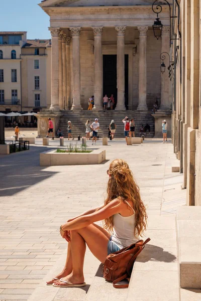 Mulher Turista Sentado Nimes Street Maison Carree França — Fotografia de Stock