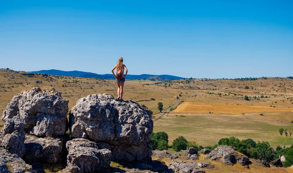 站在岩石上看着自然界的女人 尼姆的混乱 法国著名的旅游胜地 卢泽雷 — 图库照片