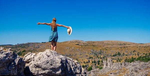 站在岩石上欣赏全景的女人 法国的Cahos Nimes — 图库照片
