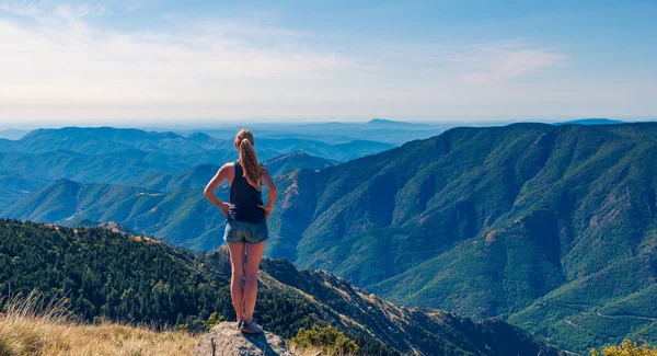 Пешеходная Женщина Стоящая Вершине Наслаждаясь Панорамным Видом Горный Хребет Mont — стоковое фото