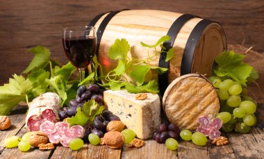 kırmızı şarap bardakları, peynir, salam ve ekmek kompozisyonu