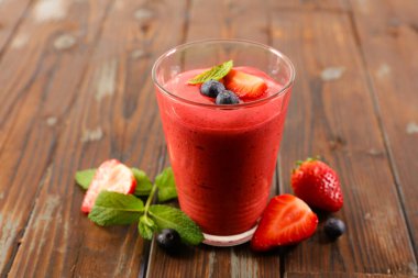 Bardakta taze çilekli smoothie.