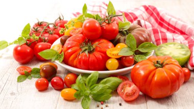 Rengarenk taze domatesler.