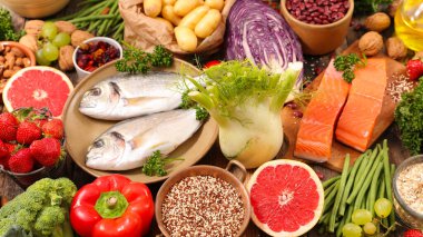 diyet gıda kavramı - balık, meyve ve sebze bileşimi